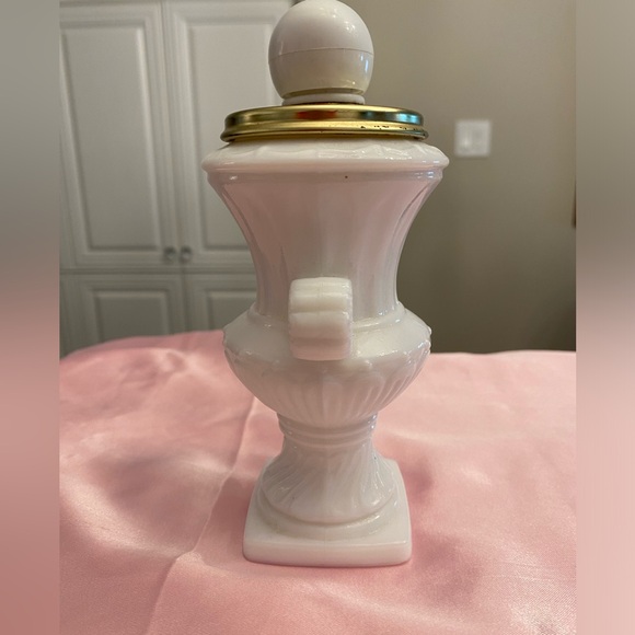 RARE VINTAGE WHITE MILK GLASS PERFUME BOTTLE WITH A SCREW CAP - Picture 4 of 8